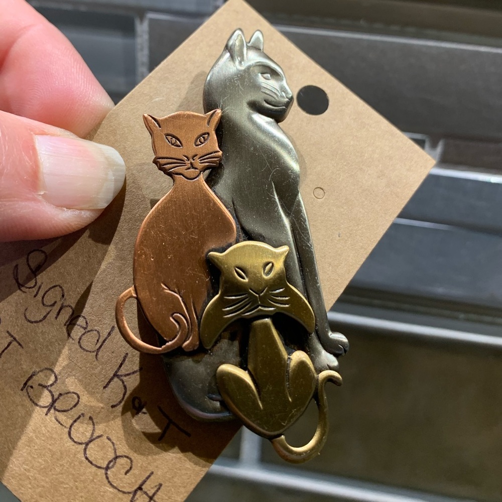 Vintage dimensional cat brooch 90’s era